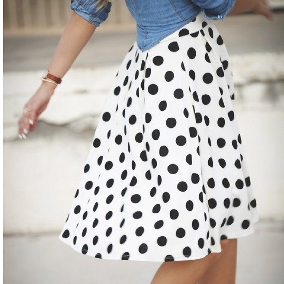 Dresses & Skirts - New polka dot midi skirt..WITH POCKETS!